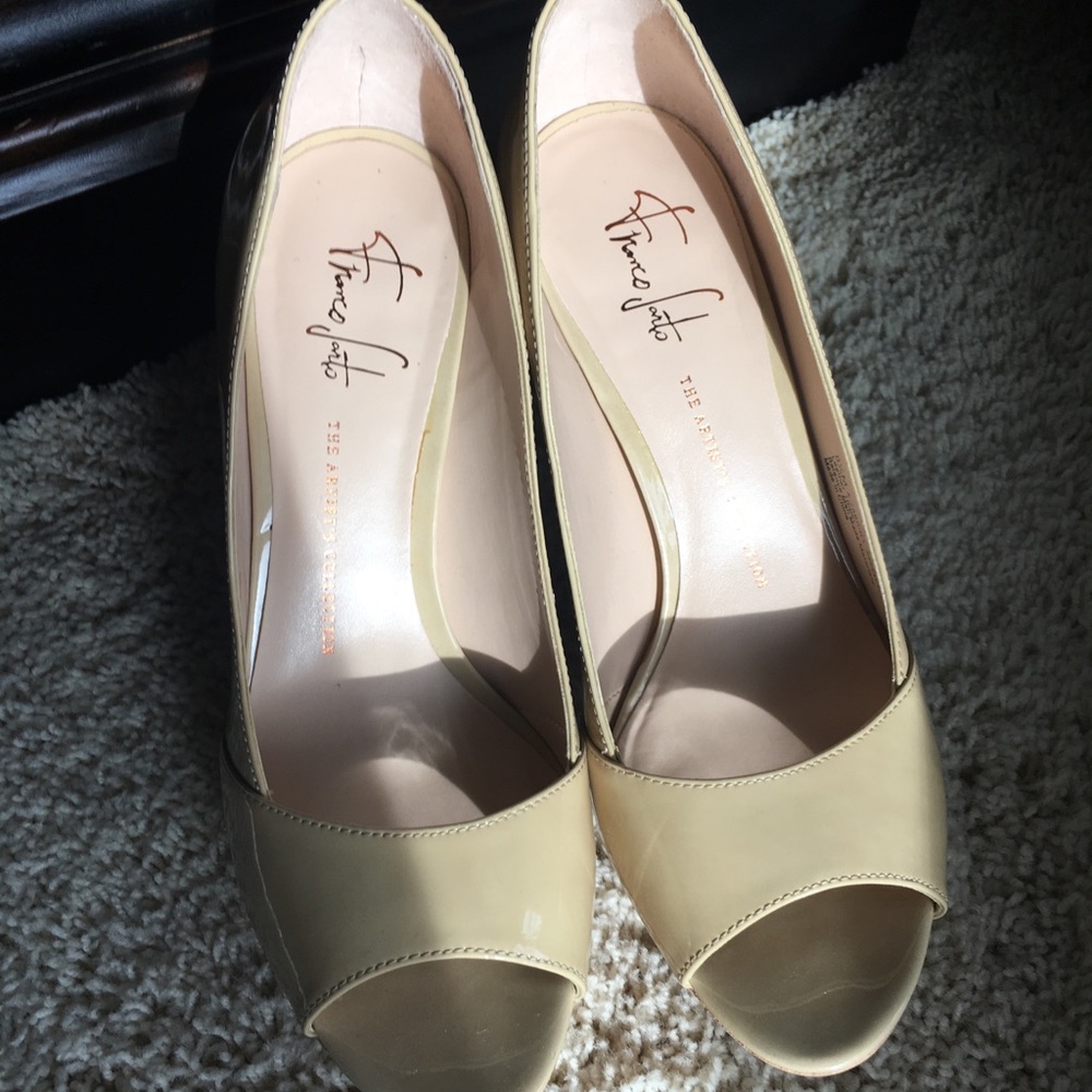 Peep toe pumps